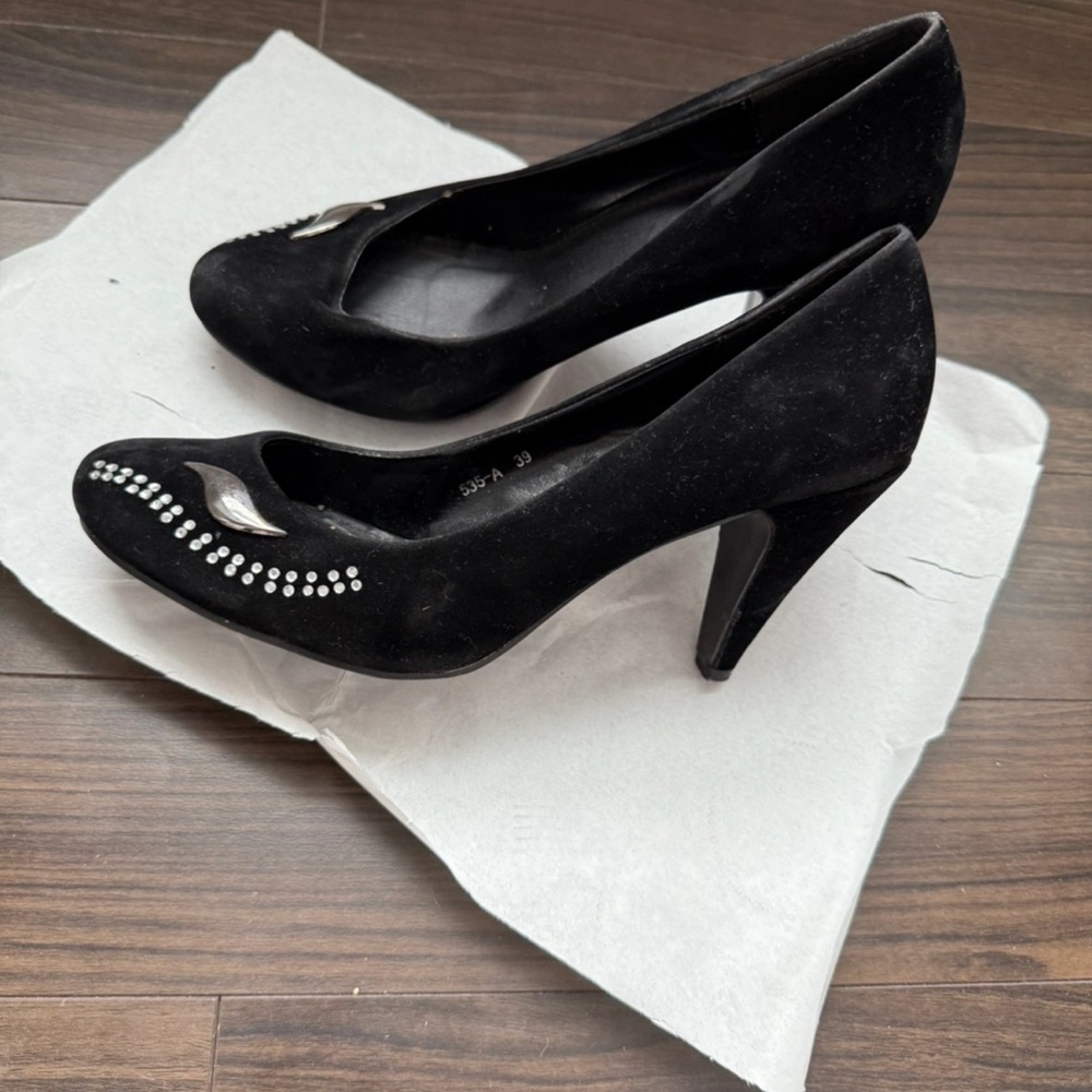 Elegant Black Heels with Rhinestone Detail